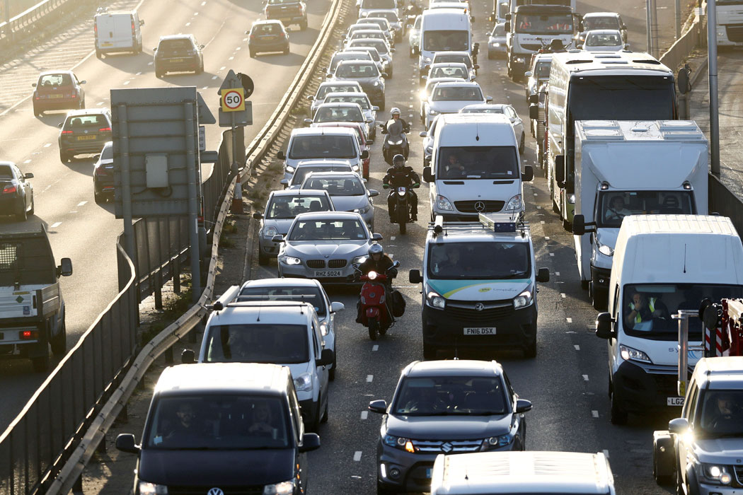 Reino Unido proibirá venda de carros a gasolina até 2030 para zerar emissões de carbono
