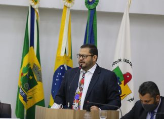De pai para filho: a herança política e as gravatas coloridas de Paulinho Abreu