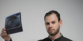 Trocar as borrachinhas do aparelho em casa danifica os dentes; doutor Patrick explica: