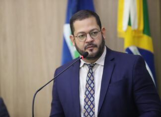 Paulinho Abreu solicita fechamento de valas e revitalização de praças no Parque das Araras