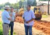 Prefeito de Sinop vistoria obras de cascalhamento no Residencial Camping Club