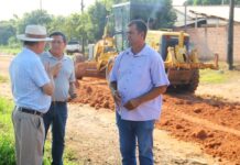 Prefeito de Sinop vistoria obras de cascalhamento no Residencial Camping Club