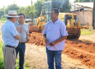 Prefeito de Sinop vistoria obras de cascalhamento no Residencial Camping Club