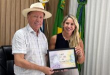 Dorner recebe desenho que inicia projeto contra violência à mulher