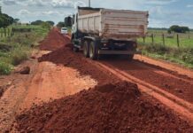 Estrada Lívia recebe serviços de patrolamento, cascalhamento e compactação do solo