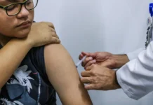 Vacinação contra HPV para jovens de 15 a 19 anos segue até 2026