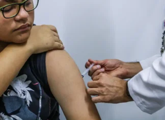 Vacinação contra HPV para jovens de 15 a 19 anos segue até 2026