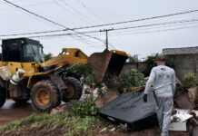 Secretaria mantém serviço de limpeza urbana com remoção de entulhos em Sinop
