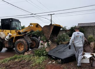 Secretaria mantém serviço de limpeza urbana com remoção de entulhos em Sinop