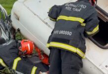 Bombeiros prestam atendimento a vítimas de acidente de trânsito na BR-163