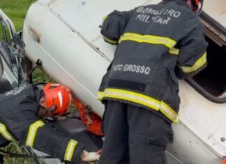 Bombeiros prestam atendimento a vítimas de acidente de trânsito na BR-163