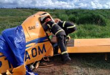 Bombeiros realiza desencarceramento de corpo de piloto após queda de aeronave
