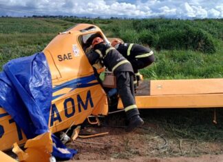 Bombeiros realiza desencarceramento de corpo de piloto após queda de aeronave
