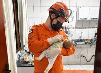 Bombeiros socorre bebê recém-nascido que engasgou com saliva
