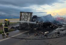 Bombeiros combatem incêndio em carreta carregada com pluma de algodão às margens da BR-163
