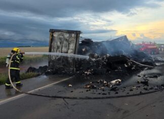 Bombeiros combatem incêndio em carreta carregada com pluma de algodão às margens da BR-163