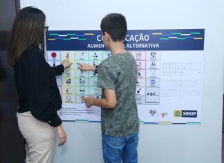 Sinop inicia implementação de placas de Comunicação Aumentativa e Alternativa em prédios públicos