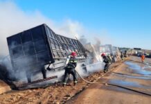Corpo de Bombeiros combate incêndio em carretas após colisão na BR-163