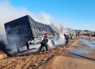 Corpo de Bombeiros combate incêndio em carretas após colisão na BR-163