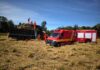 Bombeiros resgatam homem ferido sobre caminhão carregado com feno na BR-163