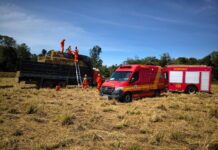 Bombeiros resgatam homem ferido sobre caminhão carregado com feno na BR-163