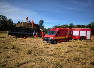 Bombeiros resgatam homem ferido sobre caminhão carregado com feno na BR-163