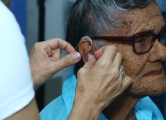 Sinop inicia entrega de aparelhos auditivos para pacientes do CER