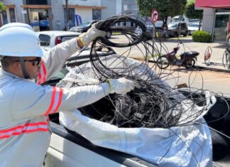 Operação Cidade Limpa retira 1,5 tonelada de fios e cabos irregulares de postes em Sinop