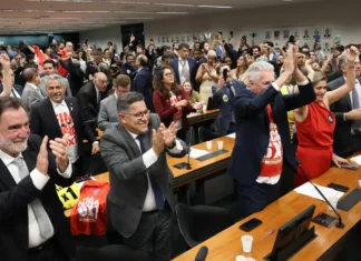 Comissão aprova relatório de PEC que acaba com escala 6X1