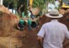 Prefeito Roberto Dorner vistoria obras de fechamento de valeta no Palmeiras