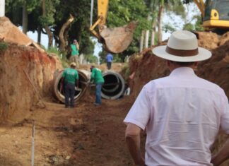Prefeito Roberto Dorner vistoria obras de fechamento de valeta no Palmeiras