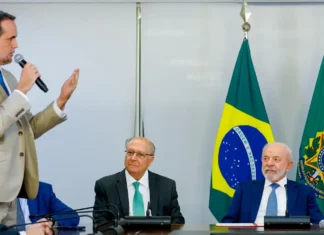 Lula assina MP e zera “taxa das blusinhas”