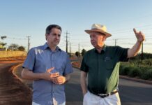 Prefeito e vereador acompanham avanço da pavimentação da Avenida Oscar Niemeyer