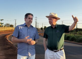 Prefeito e vereador acompanham avanço da pavimentação da Avenida Oscar Niemeyer
