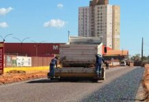 Rua Alberto Baranjak recebe camada asfáltica