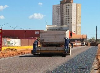 Rua Alberto Baranjak recebe camada asfáltica