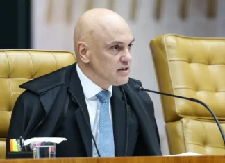Moraes suspende visitas de Flávio a Bolsonaro na prisão domiciliar