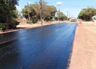Pavimentação da Estrada Dalva avança com aplicação da camada asfáltica