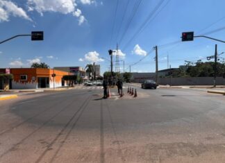 Semáforo entra em funcionamento no cruzamento das avenidas dos Jacarandás e das Figueiras