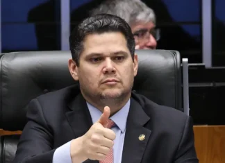 Alcolumbre destrava PEC do fim da 6×1 após conversas com Lula