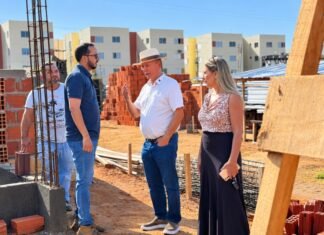 Prefeito Roberto Dorner fiscaliza obras de UBS e creche no Nico Baracat