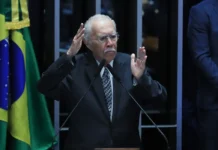 Ex-presidente José Sarney é internado com quadro de pneumonia