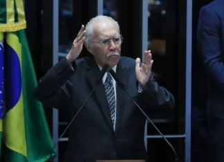Ex-presidente José Sarney é internado com quadro de pneumonia
