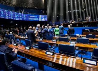 Aziz articula rito especial para levar PEC da escala 6×1 ao plenário