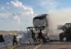 Bombeiros extinguem incêndio em carreta com carga de algodão na BR-163