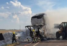 Bombeiros extinguem incêndio em carreta com carga de algodão na BR-163