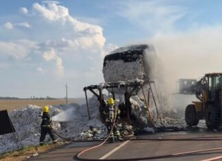 Bombeiros extinguem incêndio em carreta com carga de algodão na BR-163