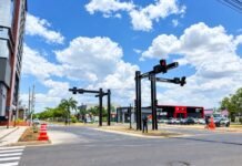 Semáforo inteligente com tecnologia avançada começa a operar em cruzamento de Sinop
